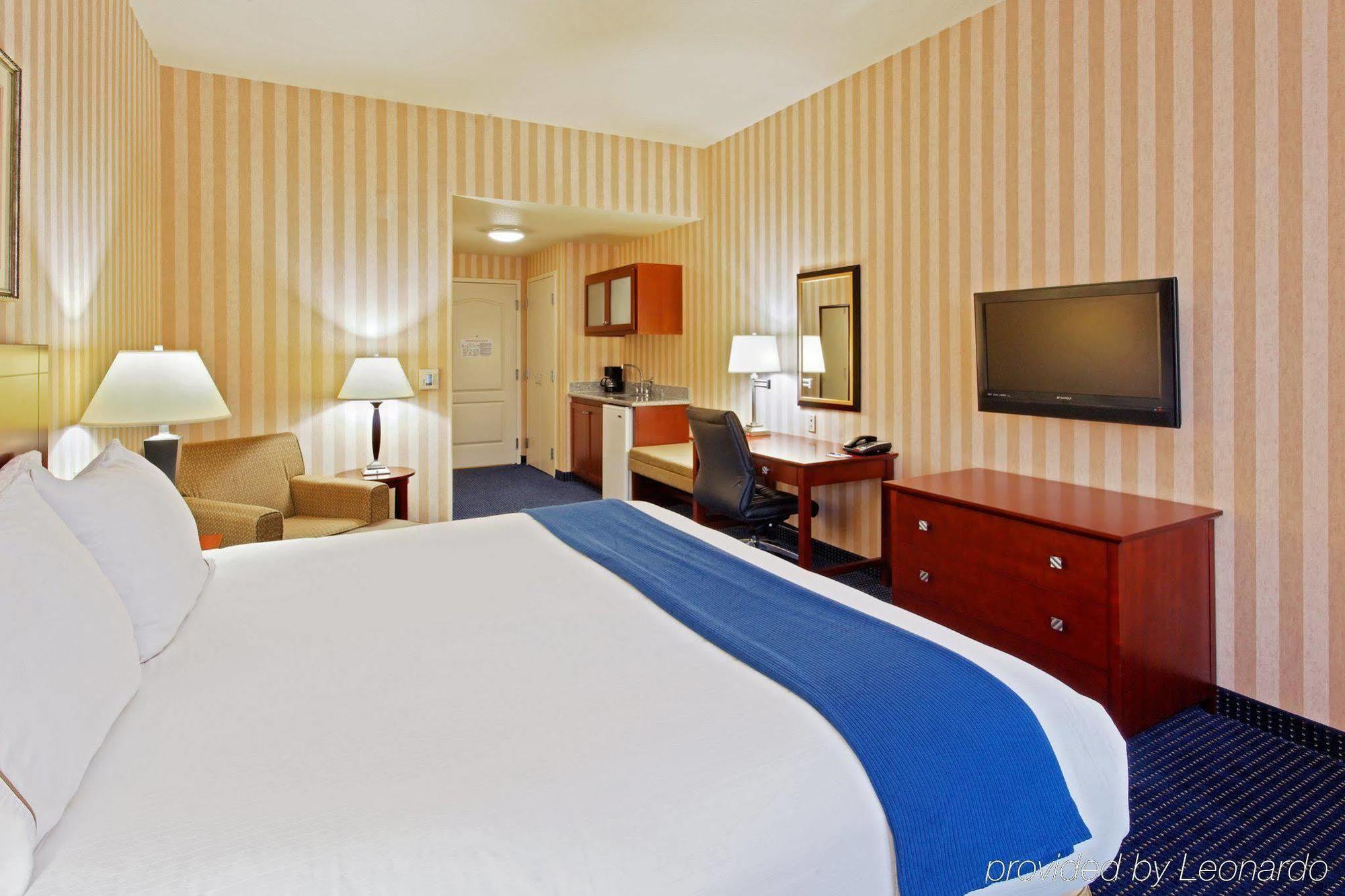 Holiday Inn Express & Suites Lathrop By Ihg Habitación foto