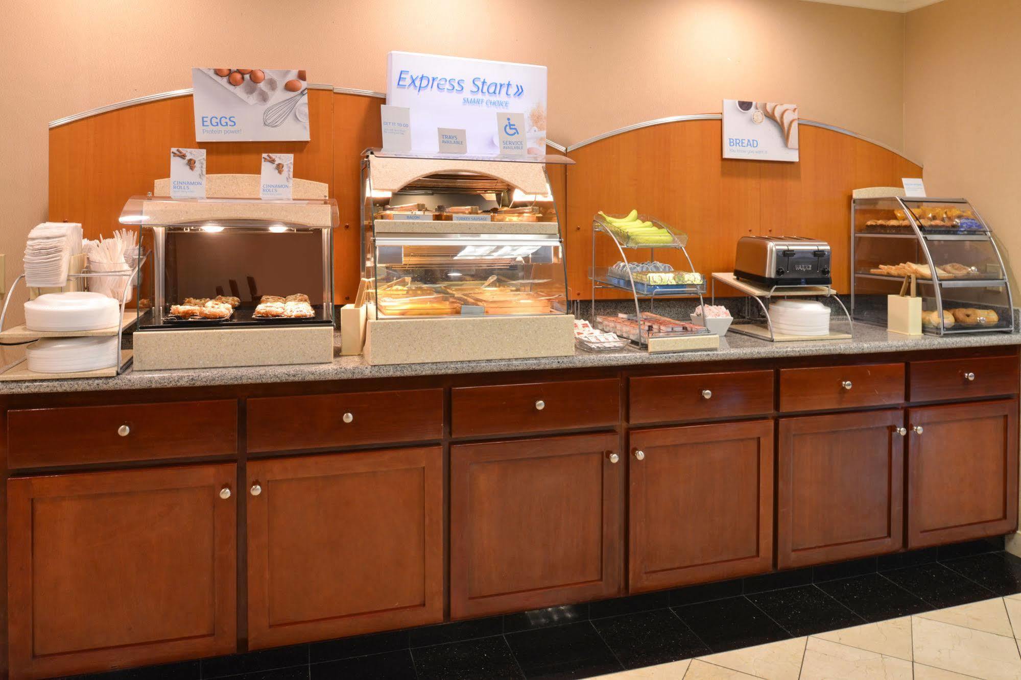 Holiday Inn Express & Suites Lathrop By Ihg Exterior foto